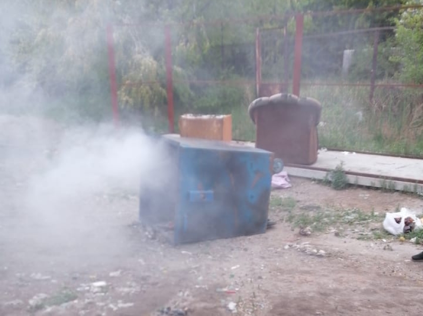 В Железнодорожном районе Читы неизвестные подожгли мусорные контейнеры